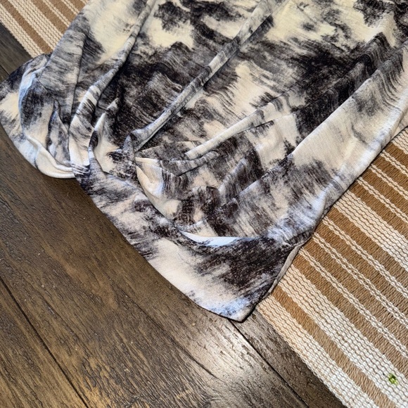 ATHLETA Breezy Twist Tank Black & White Like New Size Small - Picture 3 of 6